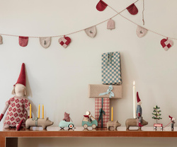 MAILEG - świąteczna myszka Młodszy Brat w pudełku w kształcie auta