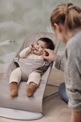 BABYBJORN - leżaczek BLISS Woven, Petal Quilt, piaskowoszary + zabawka Soft Friends