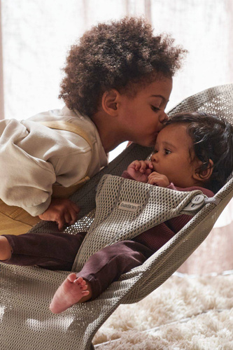 BABYBJORN - leżaczek BLISS MESH, szarobeżowy + zabawka Soft Friends